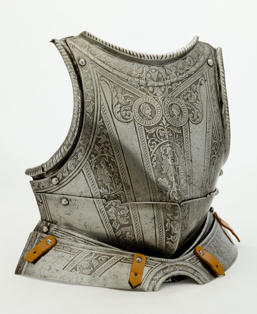 Náprsník s moderním zdobením, cca 1550 (leptaná ocel, stopy zlacení a moderní kůže) od German School