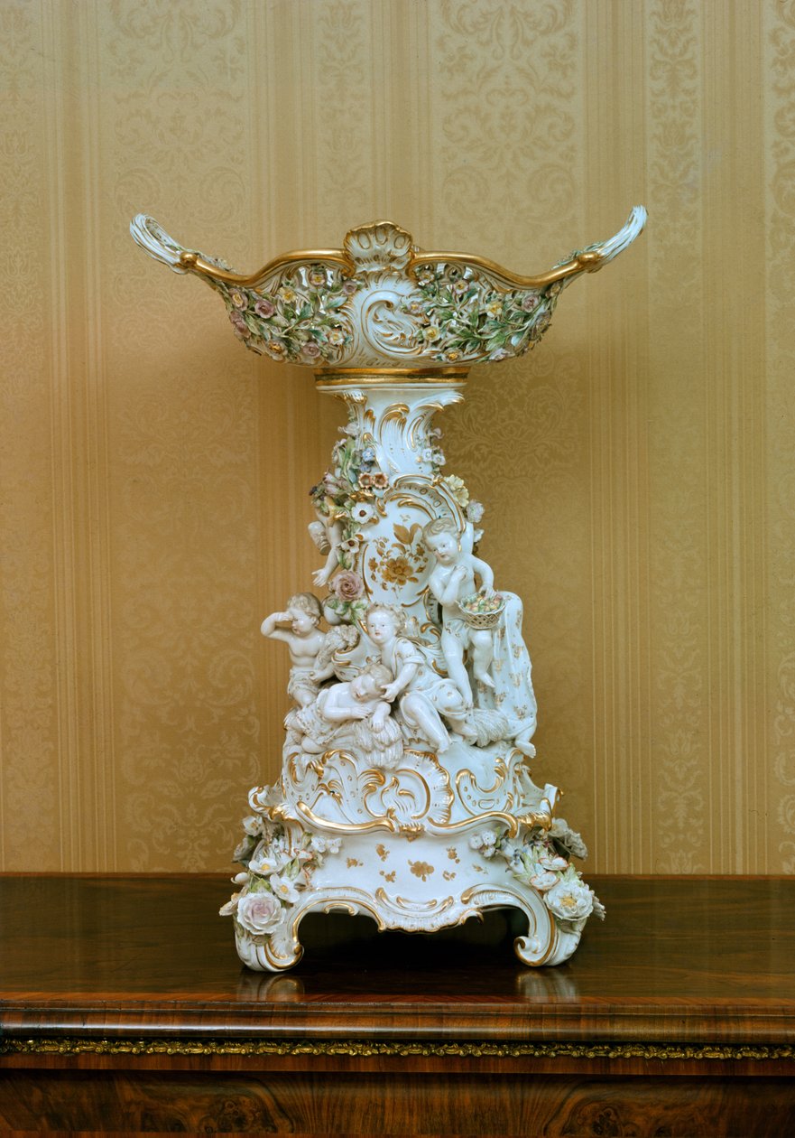 Stojan na dort s andělíčky znázorňujícími roční období, cca 1830 (porcelán) od German School