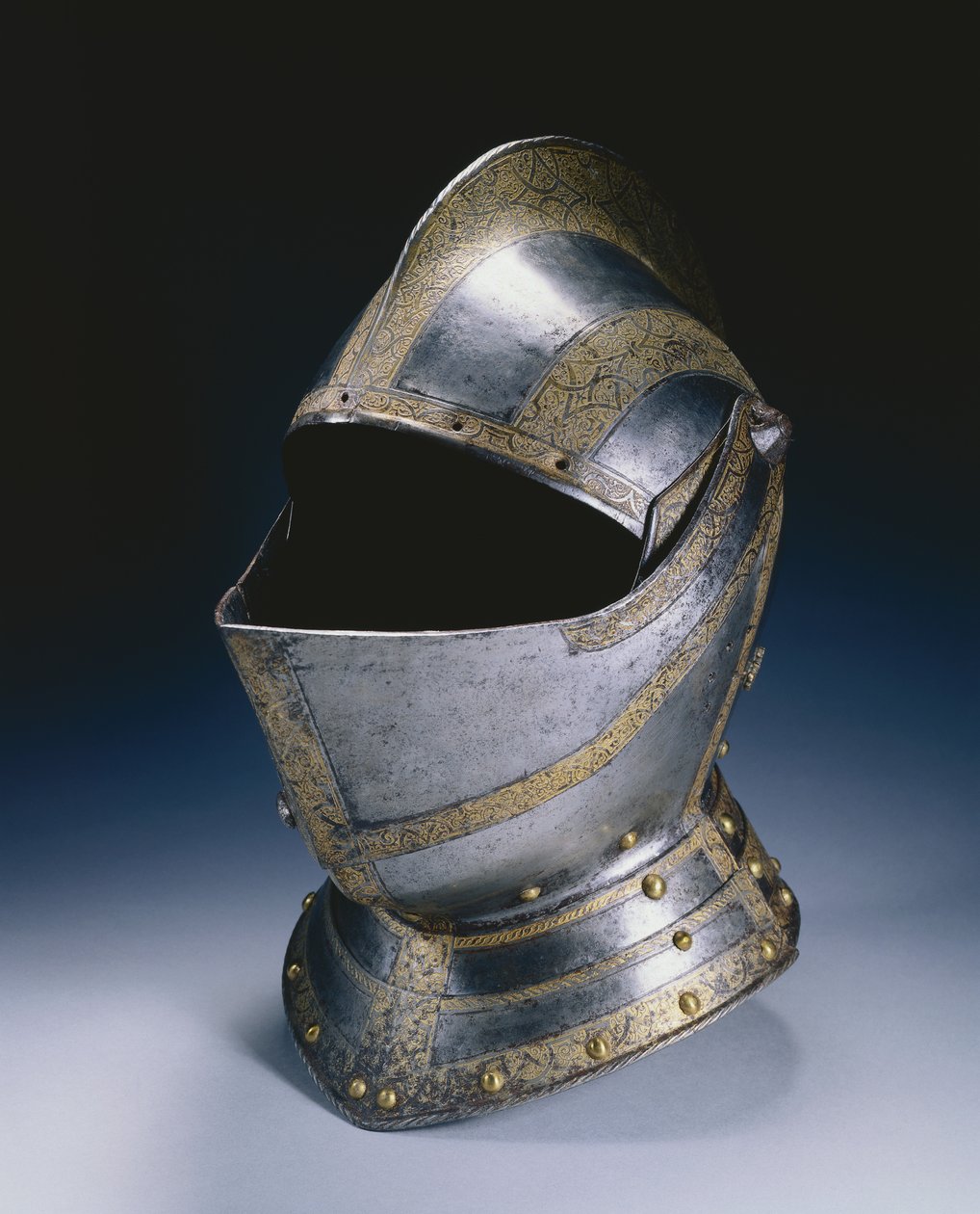 Uzavírací přilba, cca 1580 (leptaná a zlacená ocel s mosaznými nýty) od German School