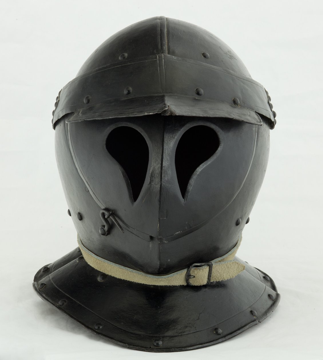 Uzavřený Burgonet ve formě „Totenkopf“, počátek 17. století (železo a černá barva s moderní kůží) od German School