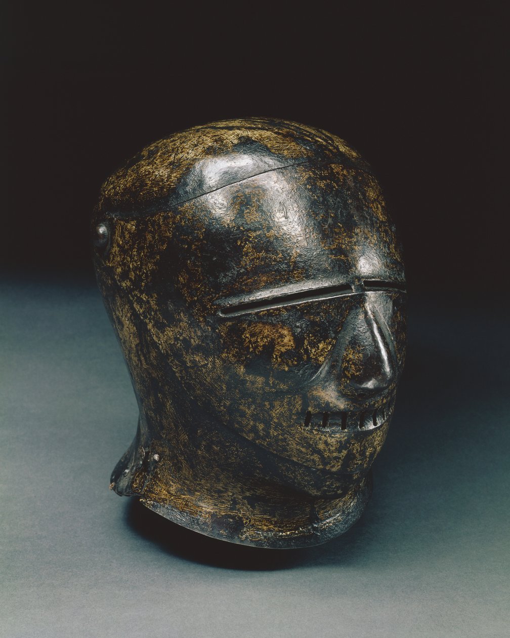 Uzavřený sallet s groteskním obličejem nebo hledí Schembart, Norimberk, cca 1500 (lakovaná ocel) od German School