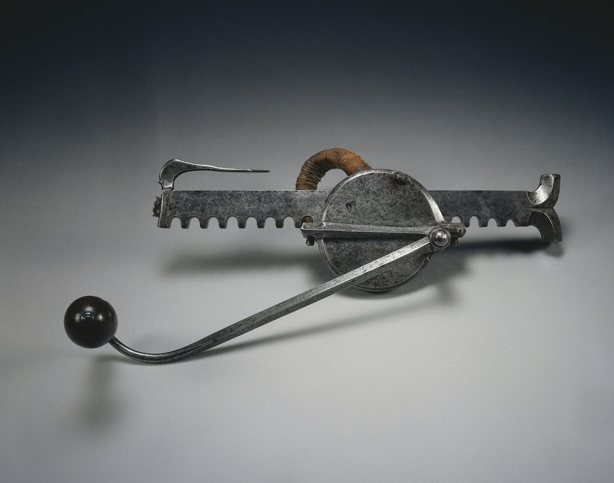 Cranequin, c.1528 (ocel s lněnou šňůrou a dřevěnou rukojetí) od German School