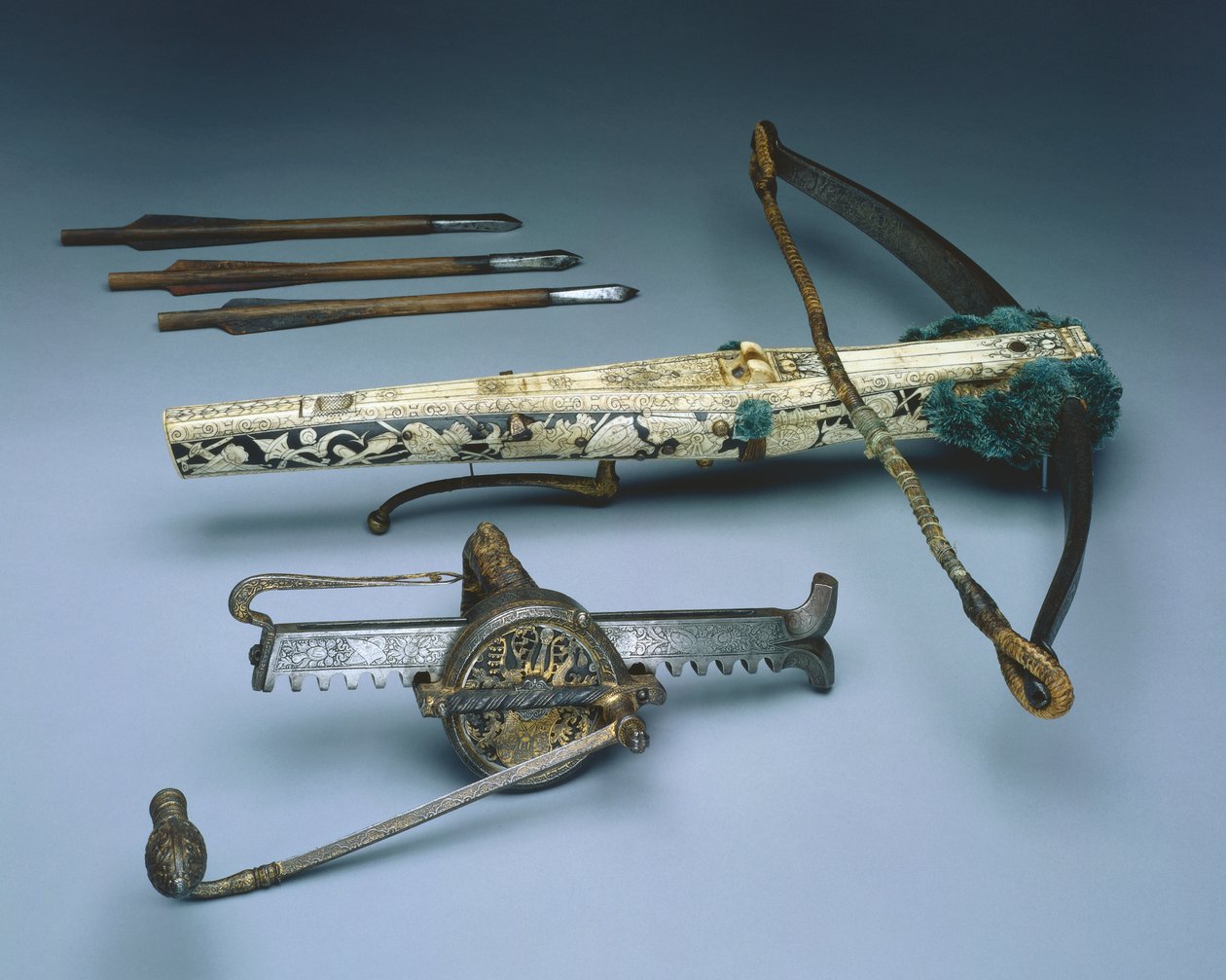 Kuše kurfiřta Augusta I. Saského s natahovacím mechanismem a třemi šrouby, kolem 1553-73 (dřevo, kost, len, ocel a vlna) od German School