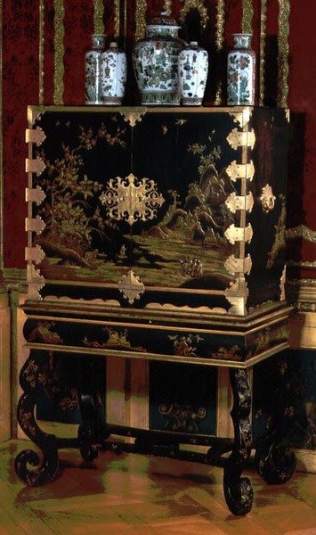 Zdobená skříň na podstavci, připisovaná Gerardu Daglymu, berlínskému lakýrníkovi známému jako orientální kopírovač, kolem roku 1700 (černý a zlatý lak) od German School