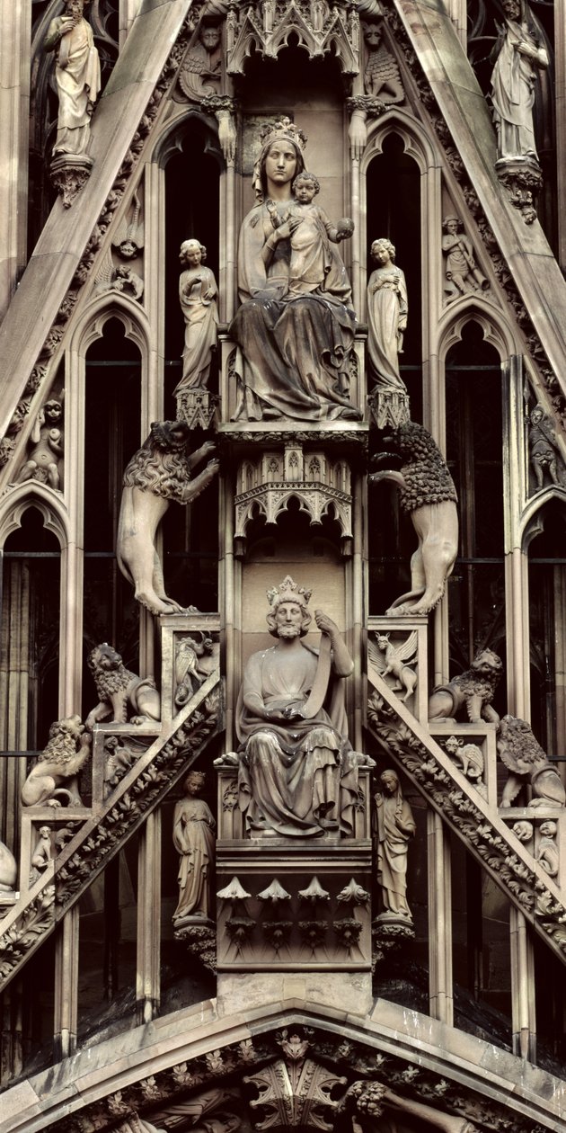 Detail Panny Marie s dítětem, ze štítu nad centrálním portálem na západním průčelí, započatý 1277 (kámen) od German School
