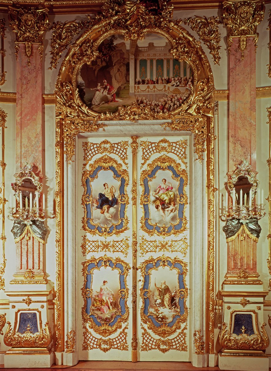 Dveře porcelánového pokoje se čtyřmi panely zobrazujícími klasické výjevy z Míšně a jedním znázorňujícím divadelní inscenaci od German School