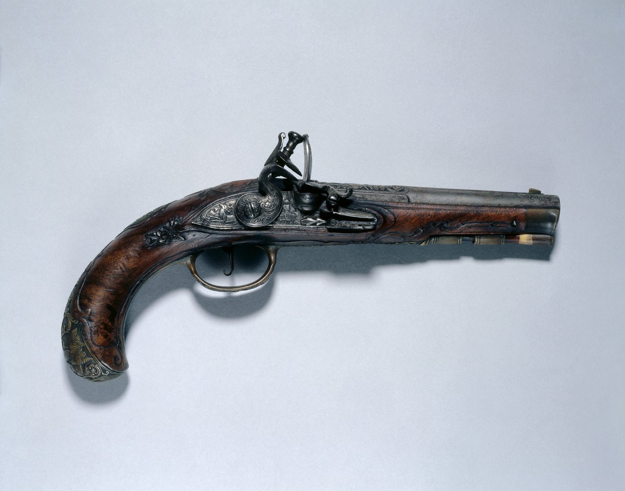 Křesadací pistole, výrobce sudů Johann Andreas Kuchenreuter (1716-1795), kolem 1750 (ocel, ořechová pažba, mosazné úchyty, hlaveň vykládaná zlatem, mosazí a stříbrem) od German School