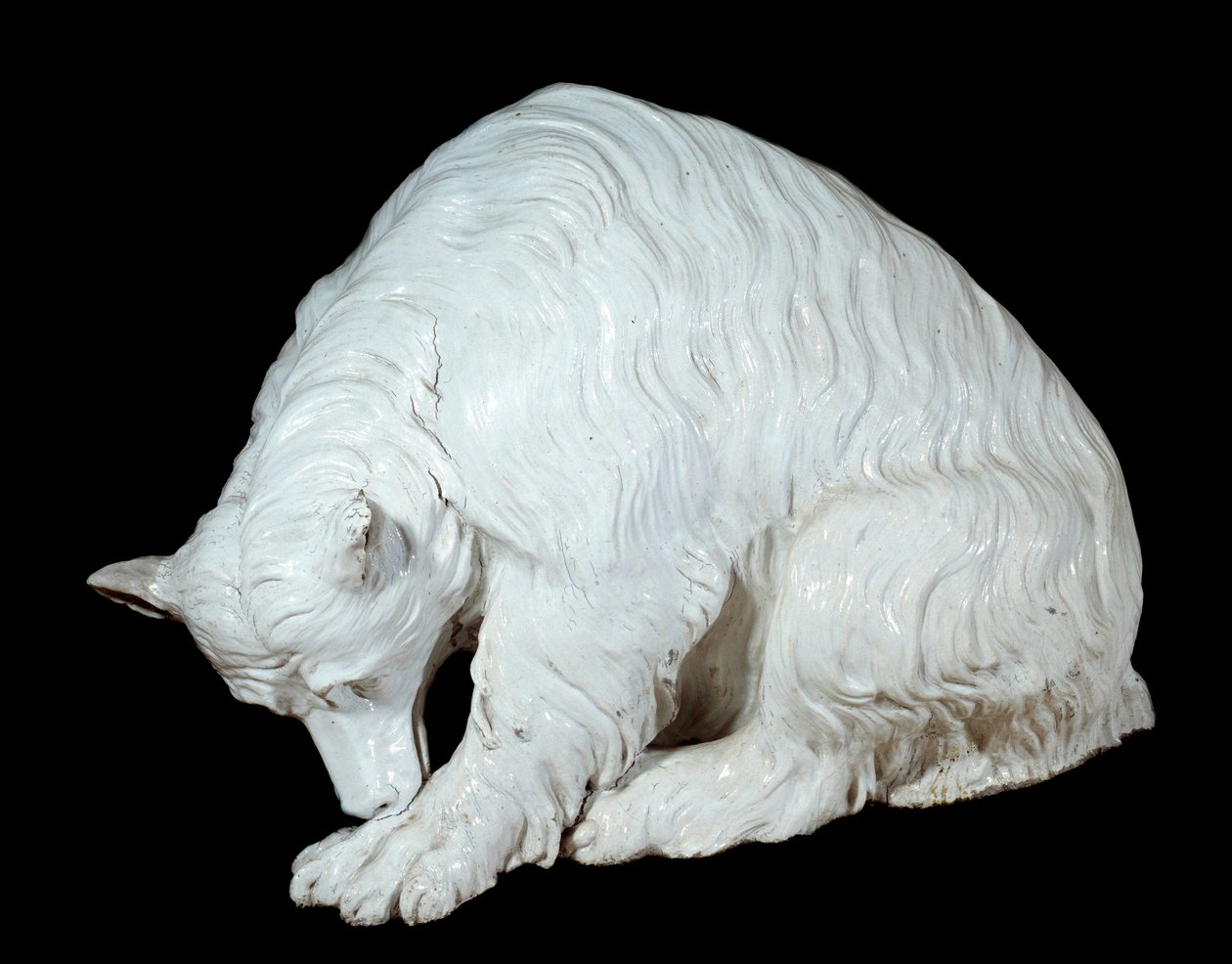 Německé umění: Medvěd z tvrdého porcelánu z Berlína, cca 1732 - 1735. Míšeňská porcelánová socha. Rozměr: 0,58 x 0,50 x 0,09 m. Sevres. Výroba porcelánu od German School