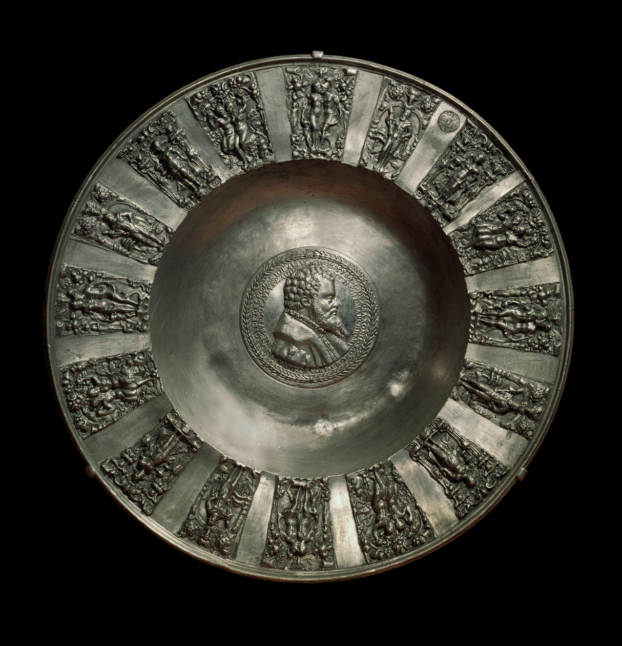 Německé umění: cínový saský pokrm kolem roku 1560. Paříž, muzeum Louvre od German School