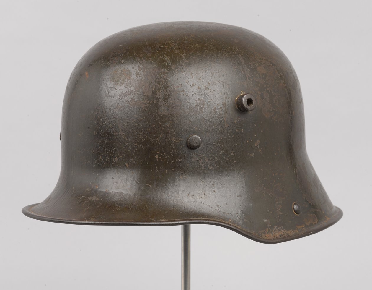 Německá ocelová přilba nebo „Stahlhelm“, kolem roku 1916 (helma) od German School