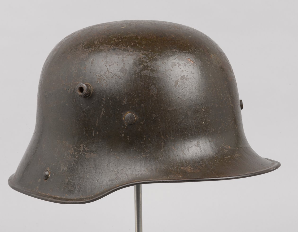Německá ocelová přilba nebo „Stahlhelm“, kolem roku 1916 (helma) od German School