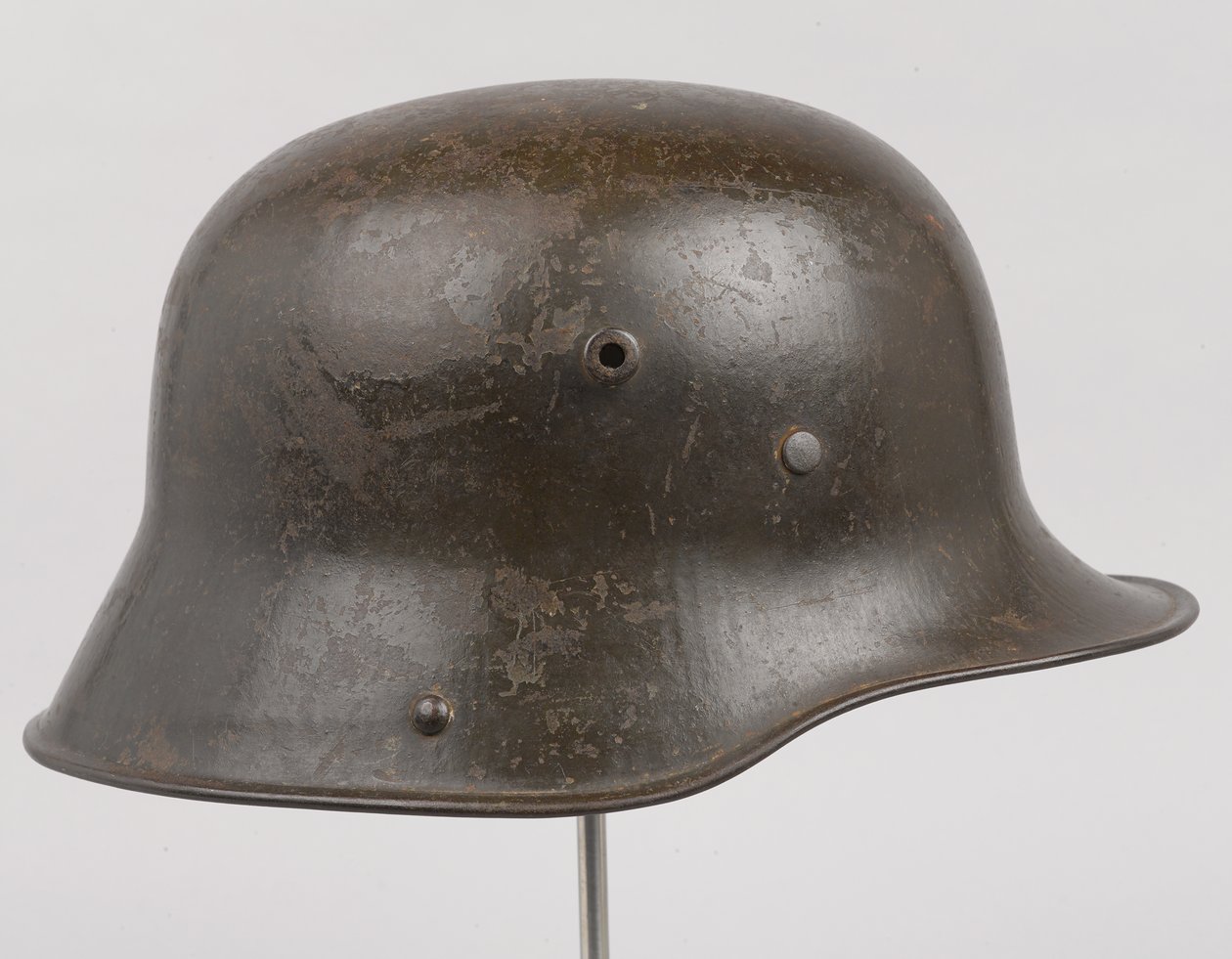 Německá ocelová přilba nebo „Stahlhelm“, kolem roku 1916 (helma) od German School