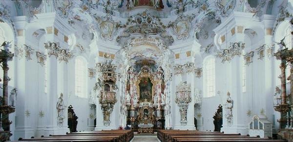 Vnitřní pohled na kostel (foto) od German School