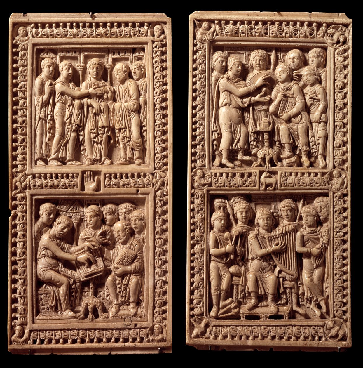 Slonovinové vazby dagulfského žaltáře: David, Saint Jerome. Byl zadán Karlem Velikým písaři Dagulovi (nebo Dagulfovi) pro papeže Adriena I. Konec 8. stol. Z Aix la Chapelle. Paříž, muzeum Louvre od German School