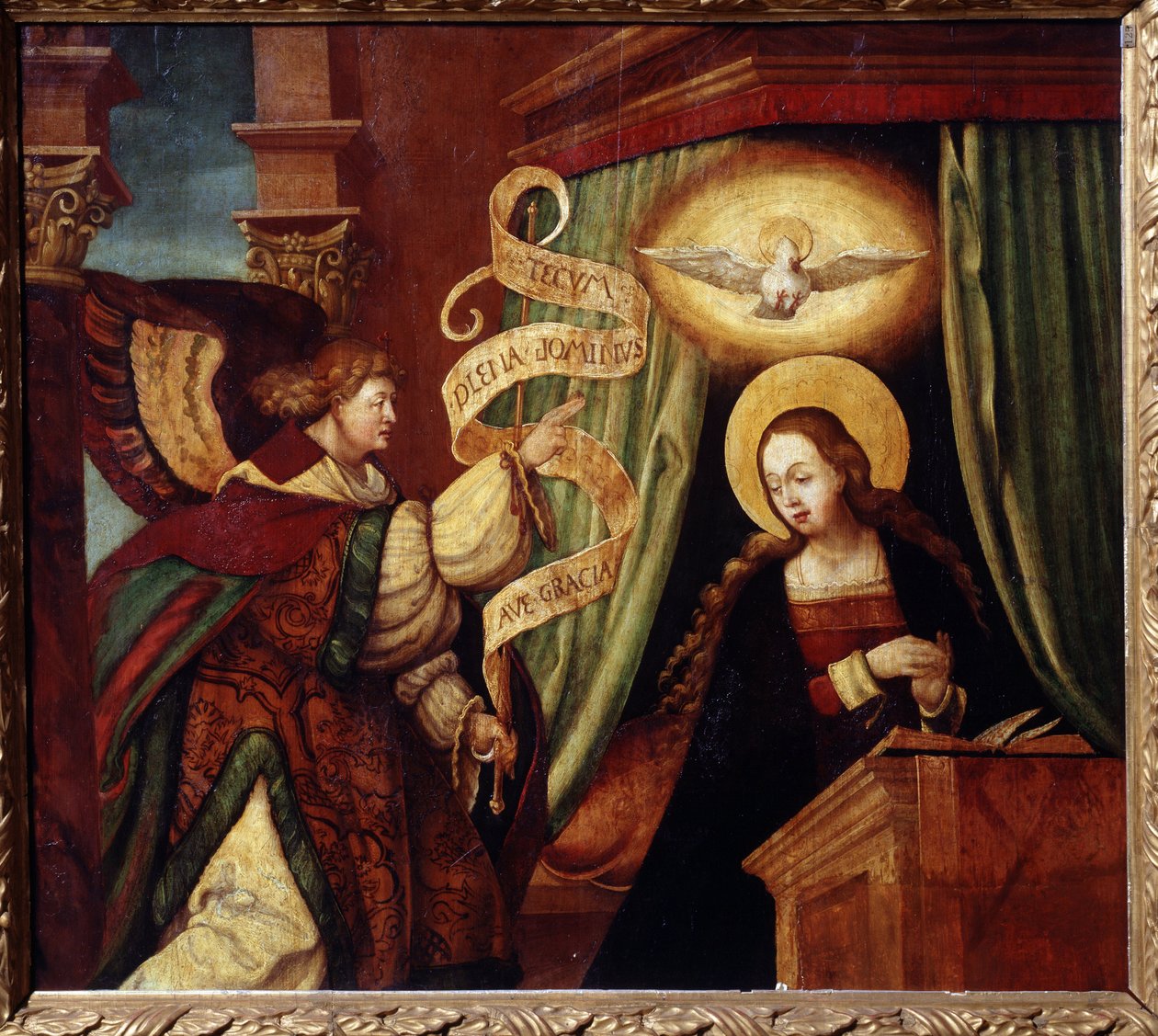 Zvěstování (The Annunciatioon). Archanděl Gabriel přináší poselství v latině: „Ave gratia plena Dominus tecum“ (Zdrávas, milostiplný, Pán s tebou) (začátek Ave Maria). Obraz německého mistra (16. stol.). Olej od German School