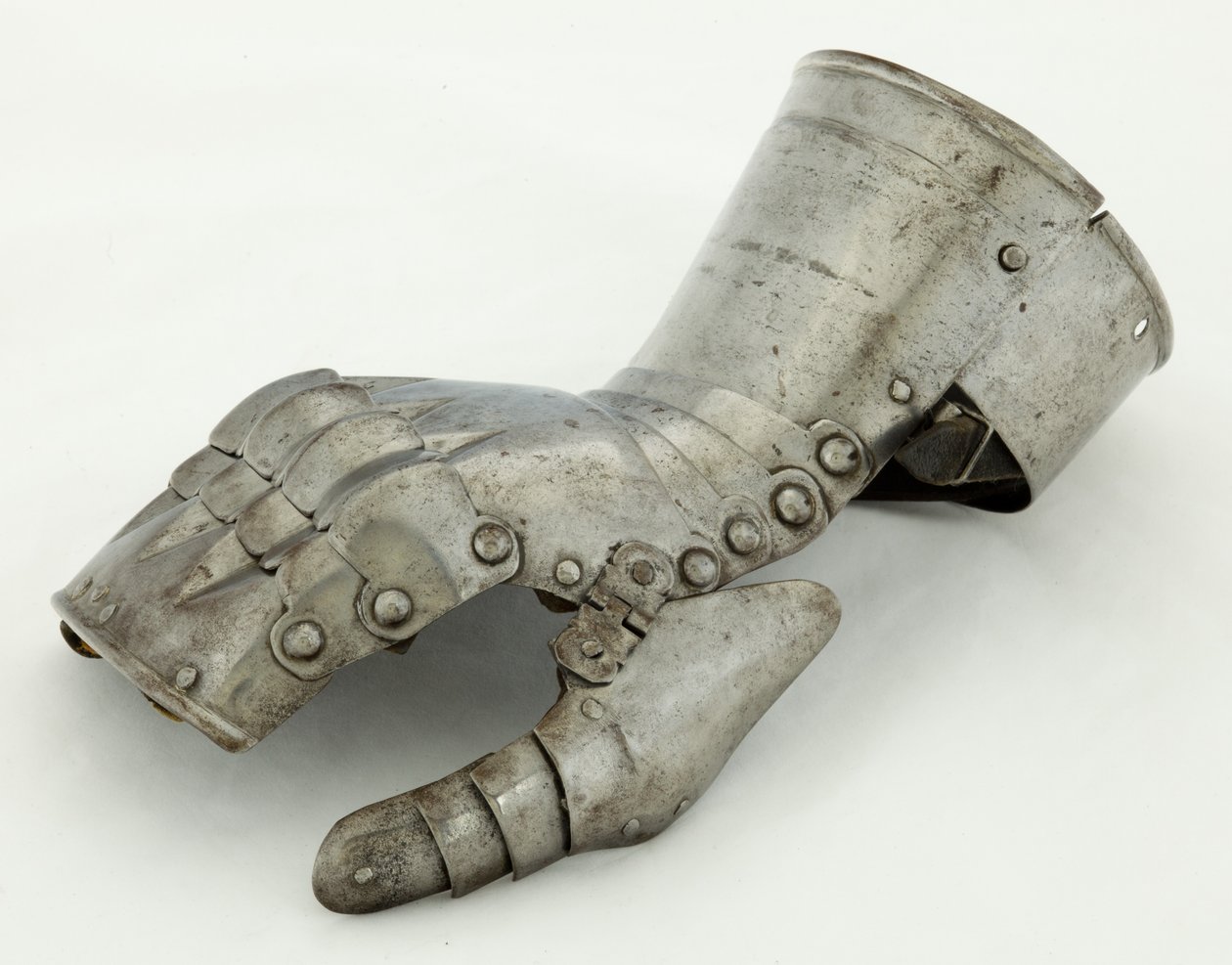 Levá rukavice, kolem 1490-1510, restaurovaná 19. století (ocel a kůže) od German School