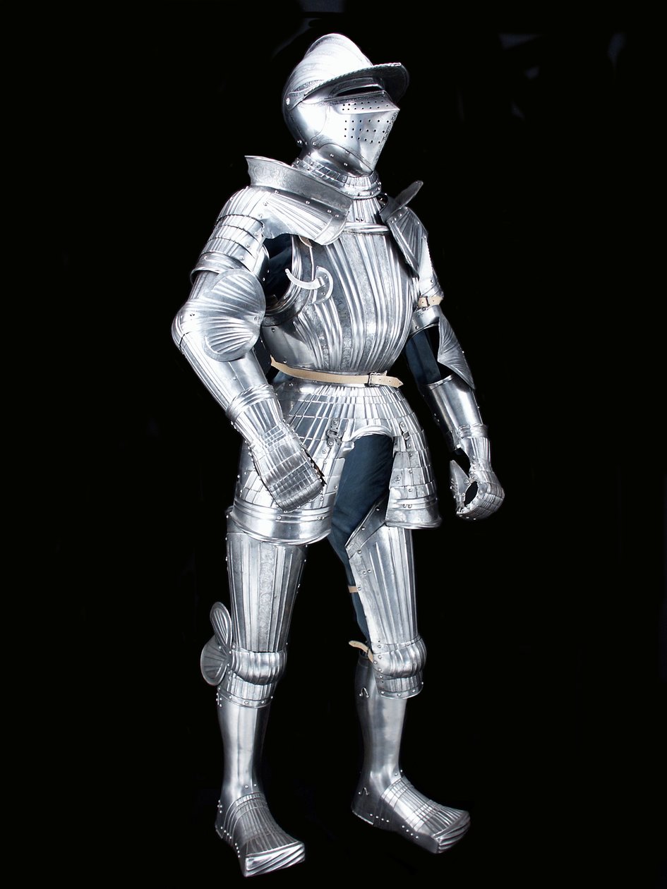 „Maximiliánská“ polní zbroj skupiny „Fico“, s přilbou, kolem 1525–30, zdobená kolem 1805 (leptaná ocel s moderní kůží a restaurováním) od German School
