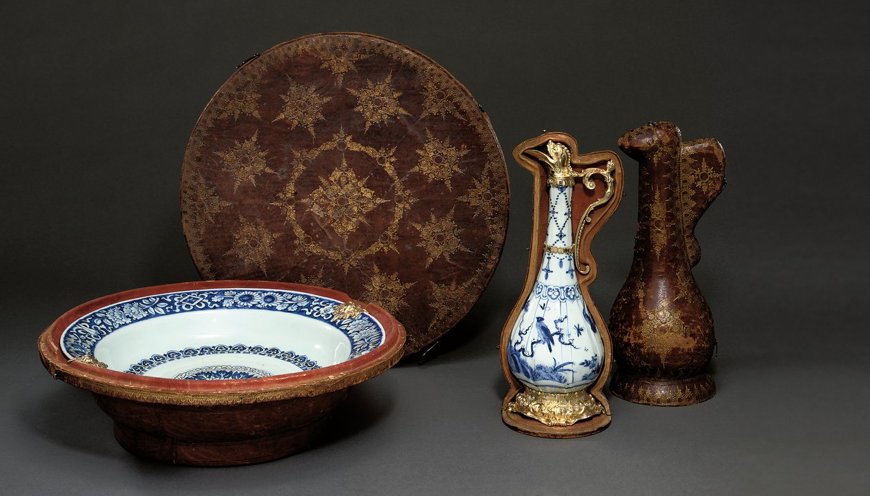 Namontovaná čínská nádoba a talíř v originálních pouzdrech, Augsburg, c.1655-60 od German School