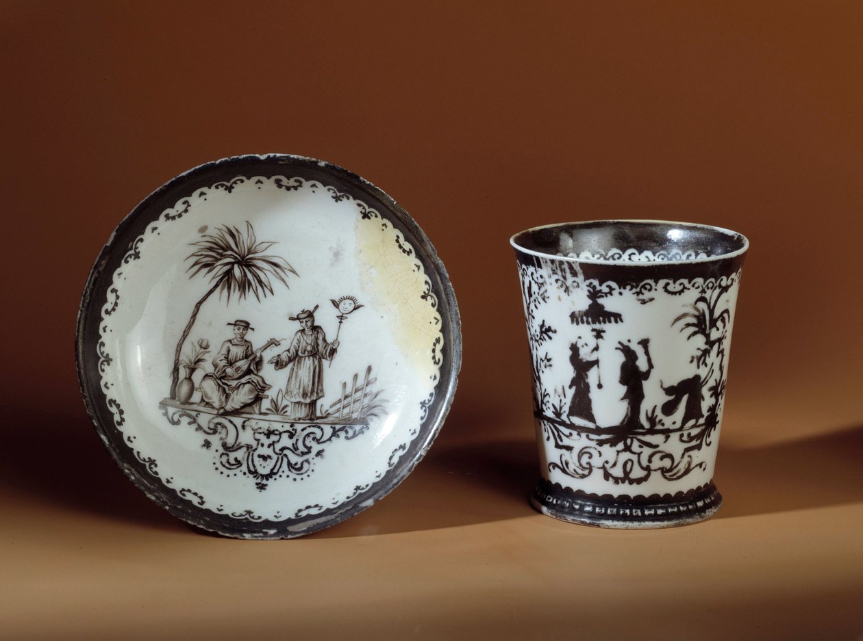 Šálek s podšálkem Bottger (1682-1719) ve tvaru hrnku vyrobený z porcelánu Maissen, ozdoba čínských obchodů v Ausbourgu. 1718 Paříž, dekorativní umění od German School