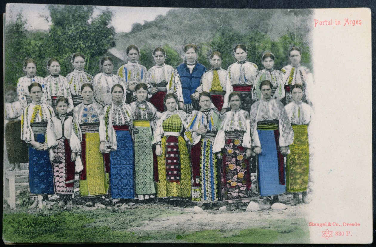 Pohlednice zobrazující rumunský tradiční oděv v oblasti Arges, cca 1900-10 od German School