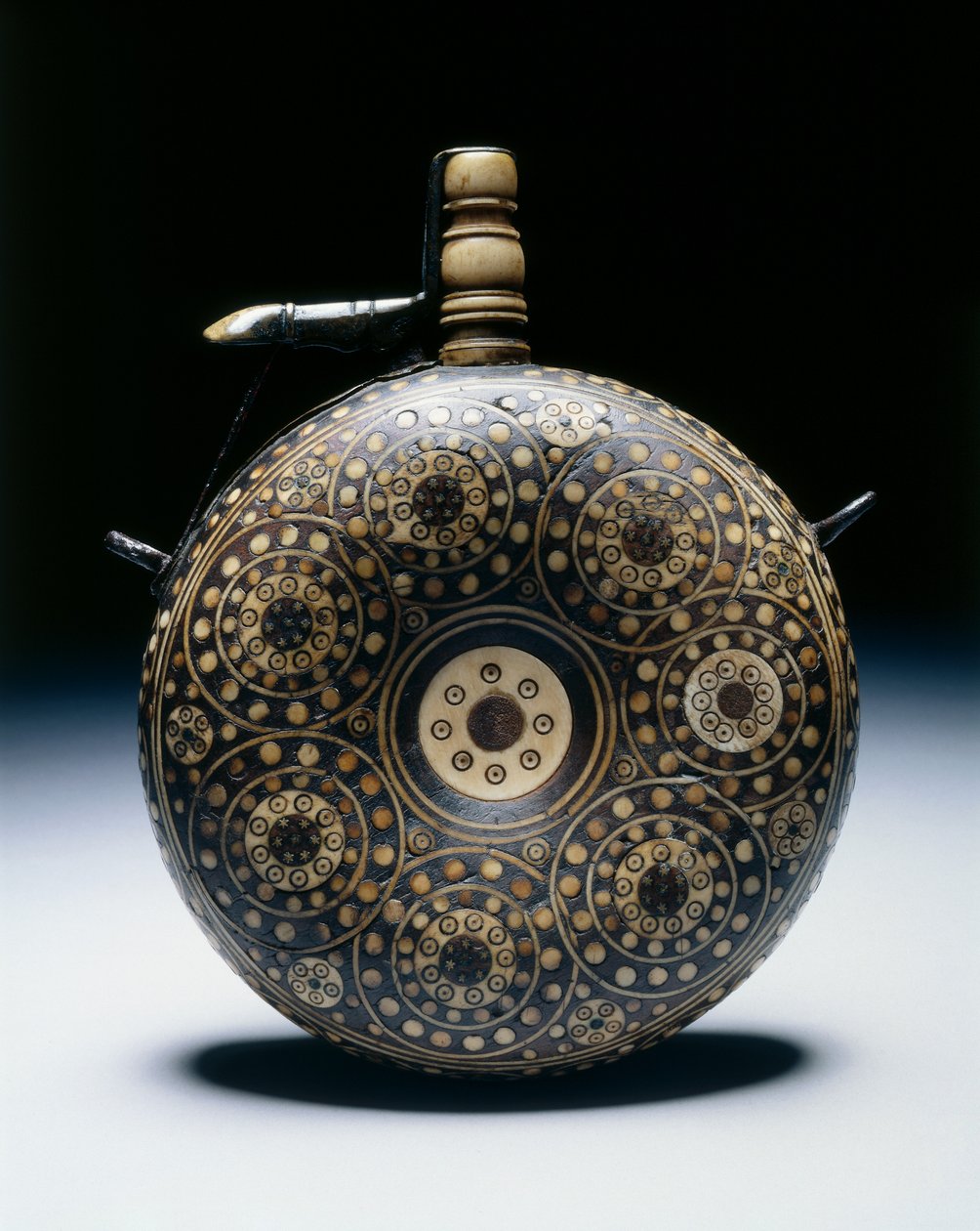 Prášková baňka, cca 1620-50 (ořech s rohovinou, kost, mosaz a železo) od German School