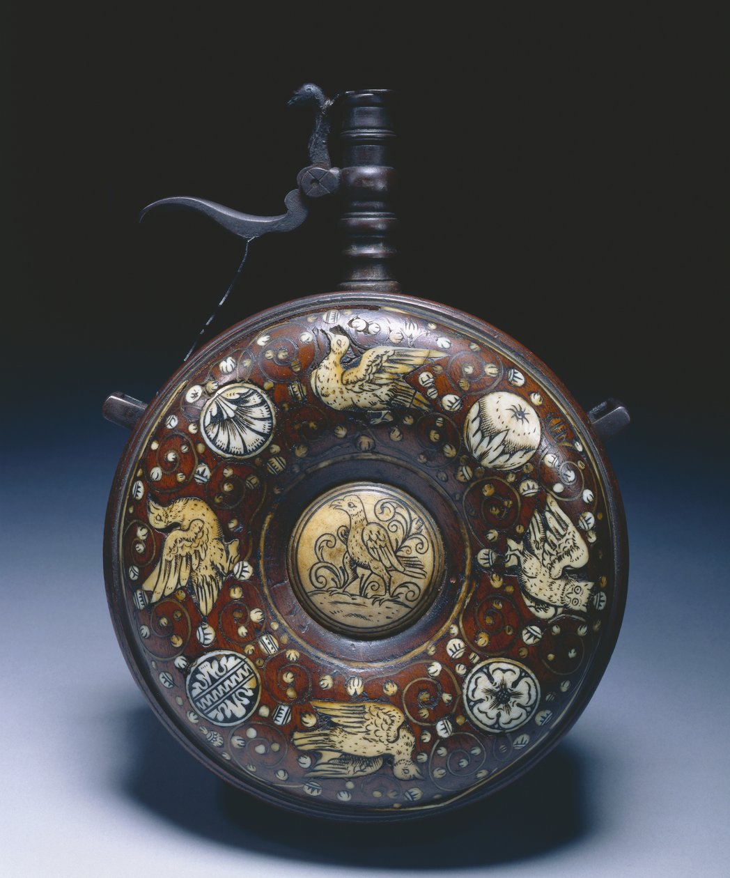 Prášková baňka, cca 1620-50 (ořech se slonovinou a ocelí) od German School