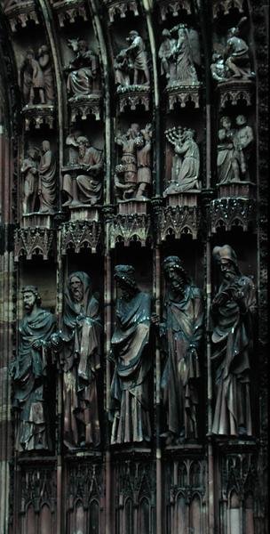 Sochařský detail z pravé strany středního portálu, západní průčelí, zač. 1277 (kámen) od German School