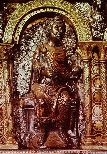 Svatyně císaře Karla Velikého (742-814), detail zobrazující císaře Lothaira I. (795-855) na jeho trůnu, 1215 (zlato & champleve smalt) od German School