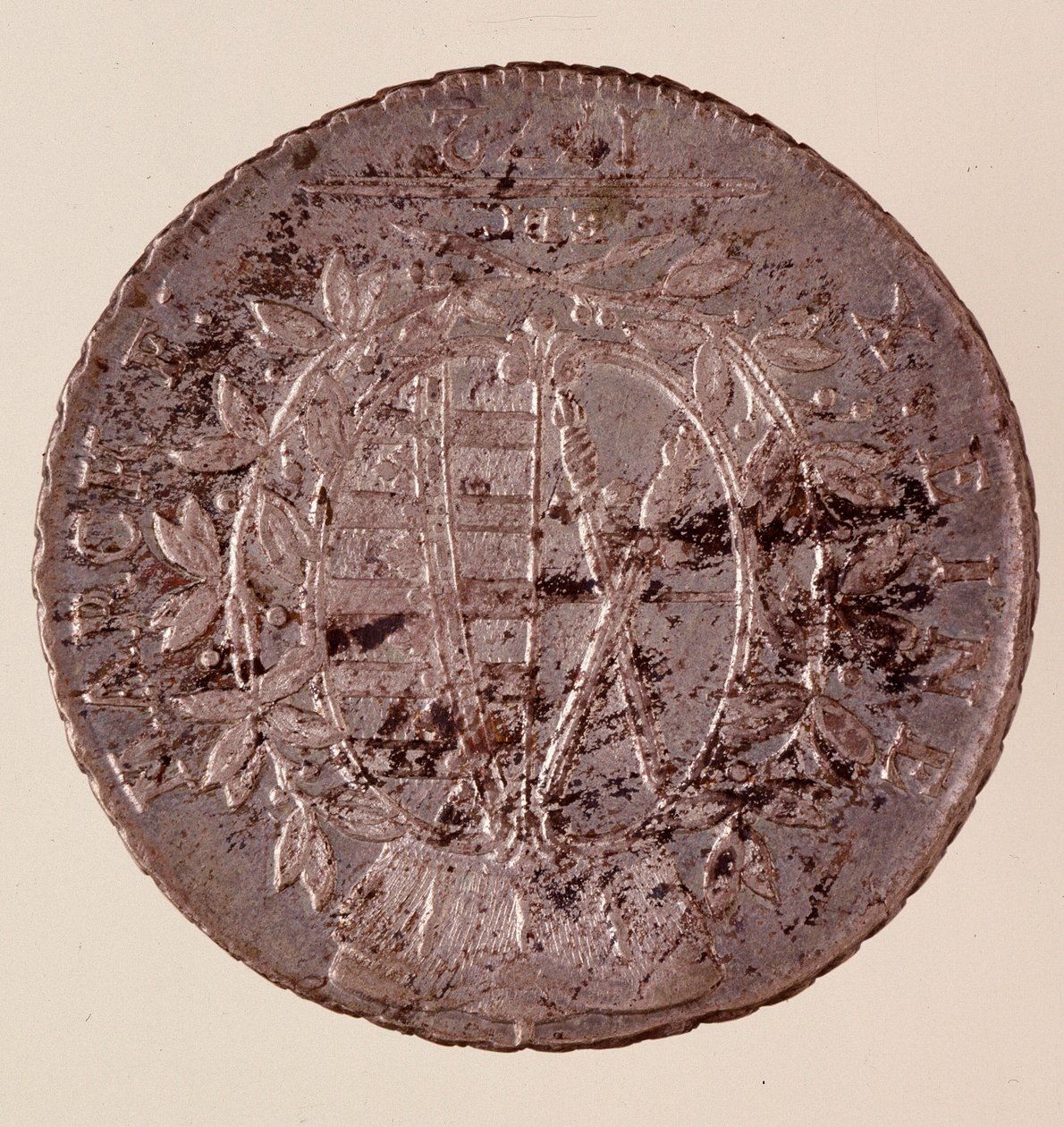 Stříbrná mince (thaler) ze Saska: vláda Fridricha Augusta I. Saského (Friderica Augusta I. Saského) (1750-1827). Průměr 3,9 cm Neapol, museo archeologico od German School