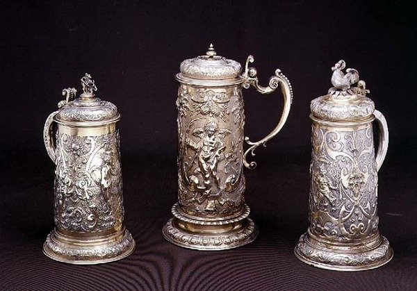 Stříbrný zlacený válcový korbel od Paula Hubnera, Ausburg 1590; stříbrně zlacený válcový korbel od Tobiase Kramera, Ausburg 1620; balíkový zlacený válcový korbel od Paula Hubnera, Ausburg 1590, 16.-17. od German School