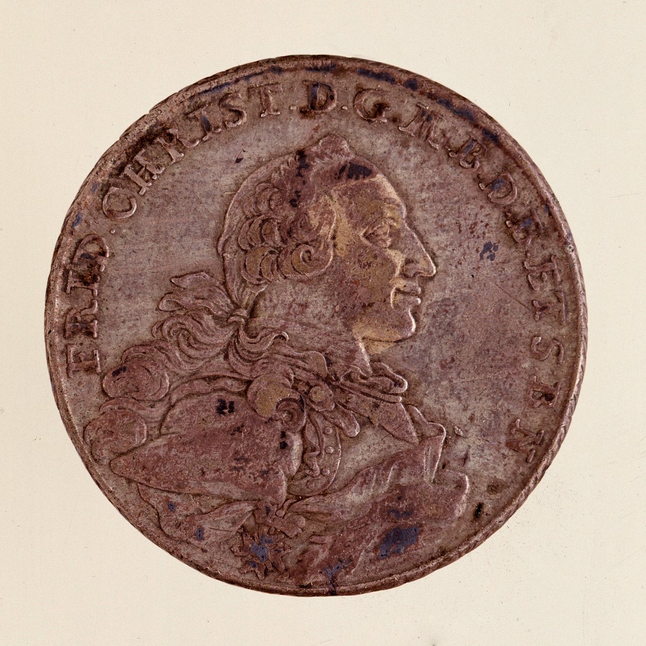 Stříbrný tolar (taler) Fridricha Christiana, markraběte Braniborsko-Bayreuthského (Frederic V. Christian de Brandenburg-Bayreuth (Brandenburg Bayreuth) (1708-1769) 1766 Průměr 4 cm Neapol, museo archeologico od German School