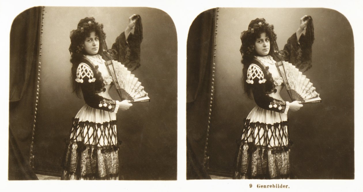 Stereoskopická karta zobrazující mladou ženu v tradičním španělském kroji z oblasti Aragonie, kolem roku 1900 (sépiová fotografie) od German School
