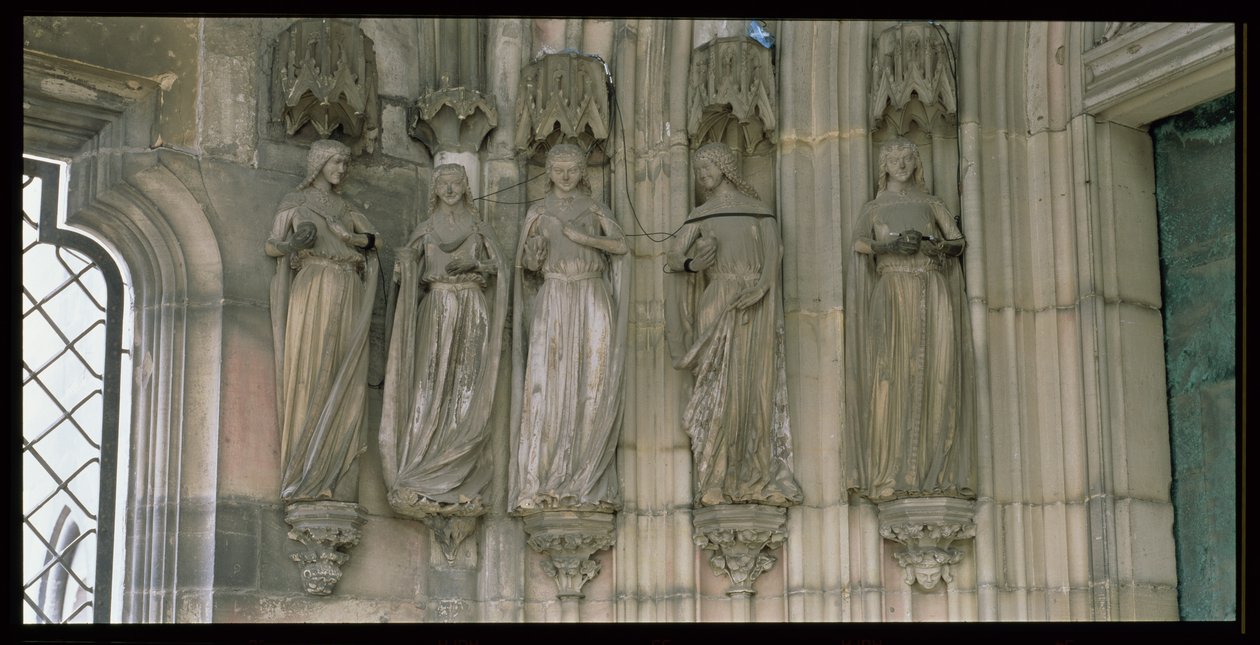 Pět moudrých panen, figuríny z rajského portálu, postavy vyřezávané kolem roku 1250, veranda postavená kolem roku 1350 (viz také 173983 a 173984) od German School