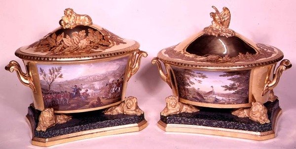 Dvě konvice z pruského jídelního servisu, Berlín, 1816-19 (porcelán a zlacení) (viz také 3043 a 68588) od German School