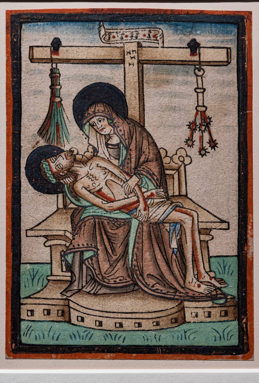 Vesperbild (Nářek), akvarelový dřevoryt německého rytce, kolem 1450. Na kříži visí symboly Kristova umučení. od German School