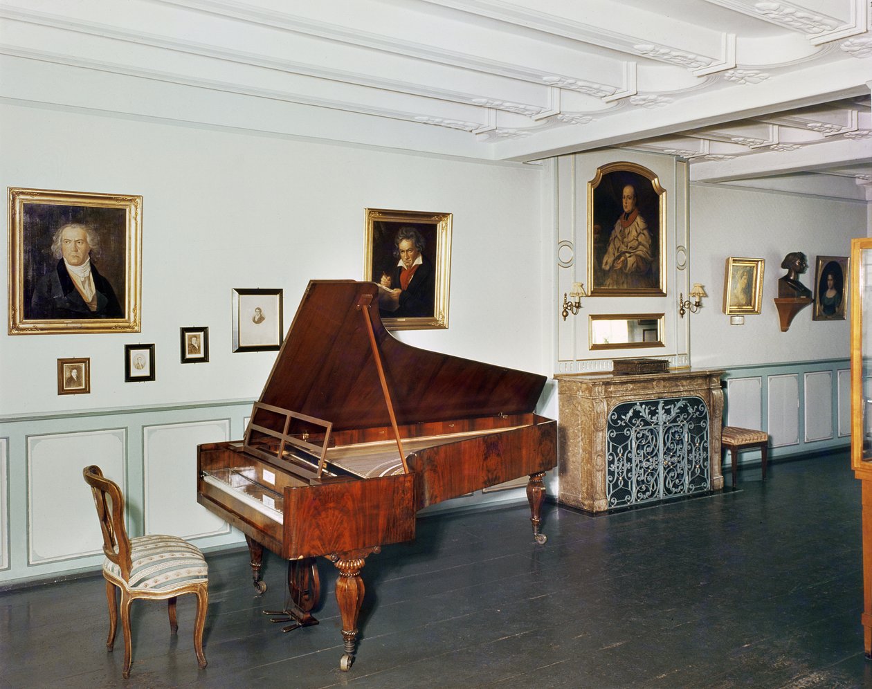 Pohled na místnost s klavírem Ludwiga van Beethovena (1770-1827) od German School