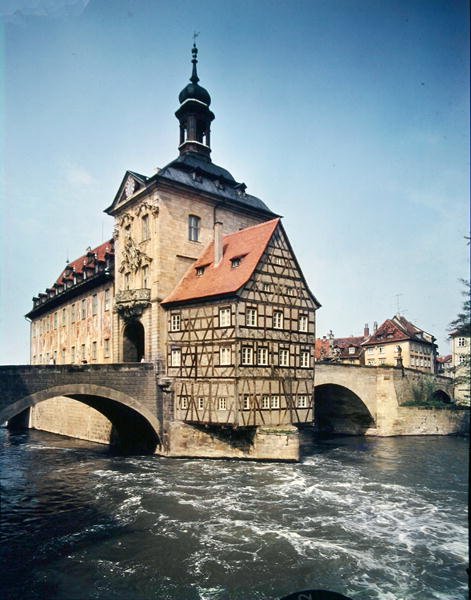 Pohled na Altes Rathaus, původně postavený v roce 1453 a přestavěný J. M. Kuchelem v letech 1744-56 od German School