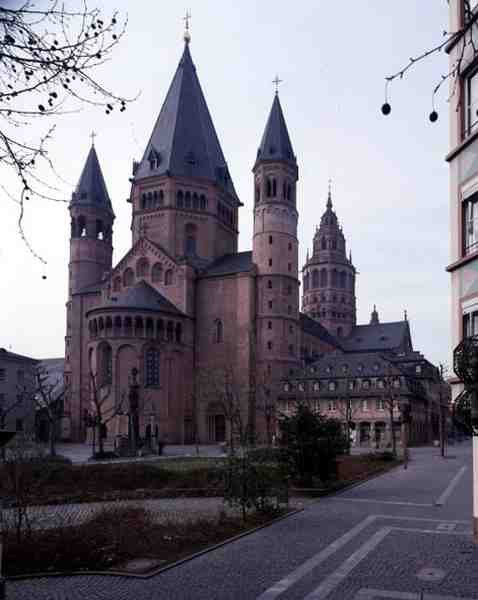 Pohled na katedrálu sv. Martina a sv. Štěpána od severovýchodu od German School