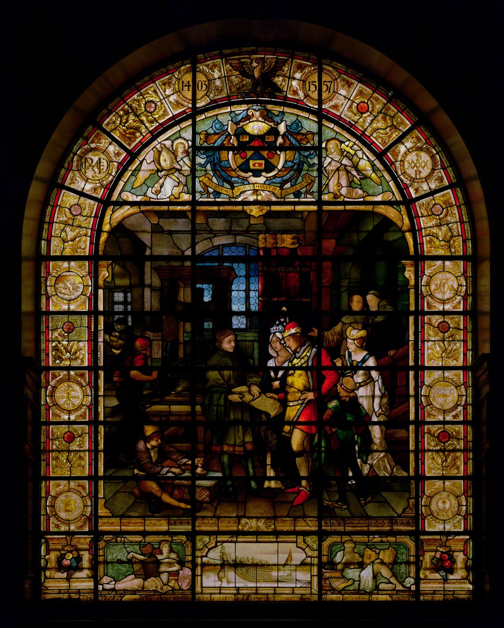 William Caxton ukazuje svou první tištěnou knihu Edwardu IV. a jeho manželce Elizabeth Woodville v roce 1477, od Mayer and Co., mnichovská firma působící v Londýně, kolem roku 1880 (okno z barevného skla) od German School