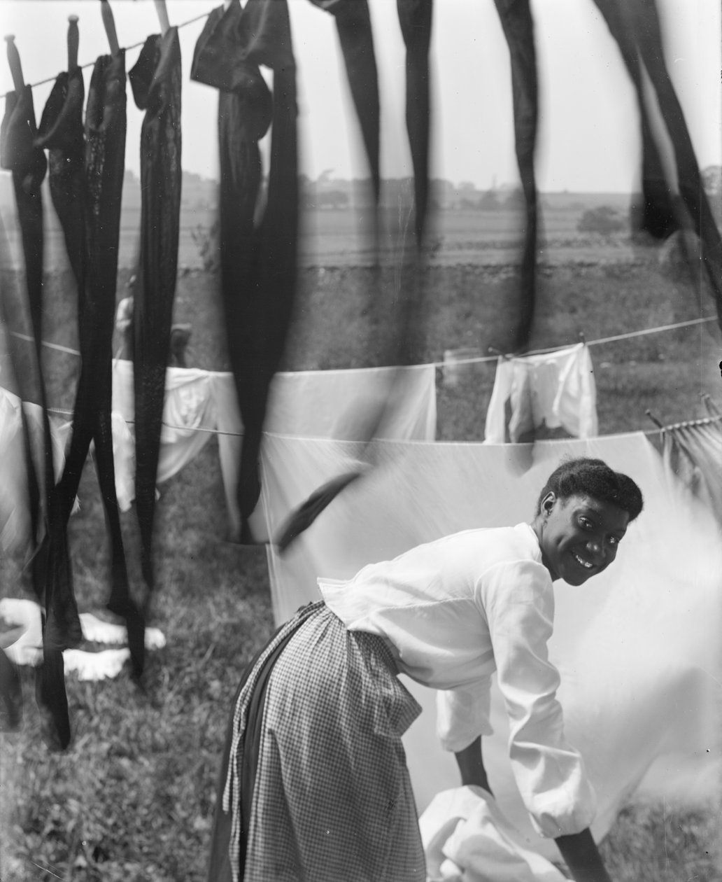 Mladá Afroameričanka věší prádlo k sušení v Newportu, Rhode Island, kolem roku 1902 (černobílá fotografie) od Gertrude Käsebier