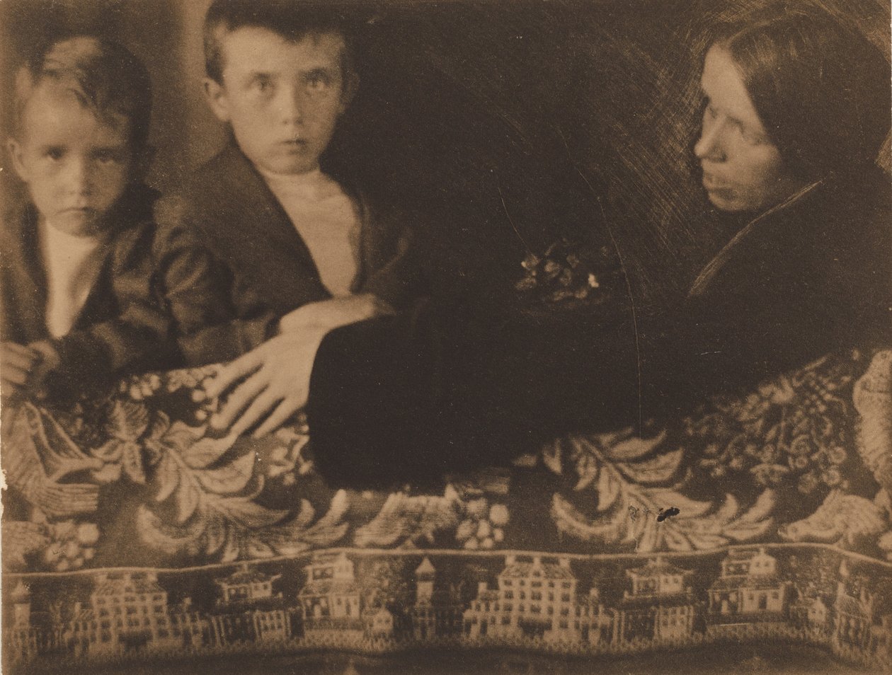 Rodinná skupina (paní Whiteová, Maynard a Lewis),c. 1899 (foto) od Gertrude Käsebier