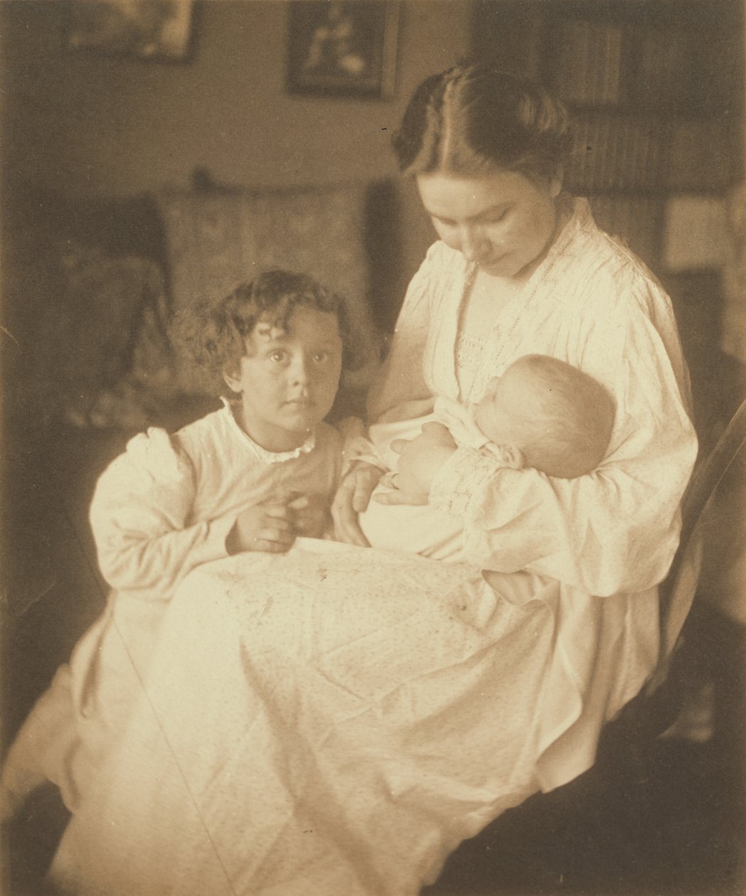[Matka v županu, sedící, s kojencem a malým synem] od Gertrude Käsebier