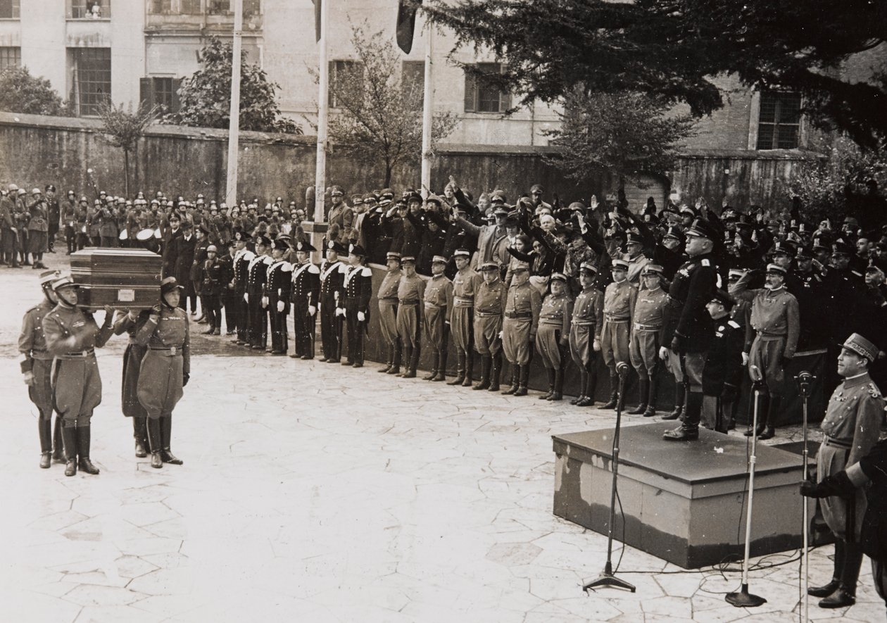 Benito Mussolini předsedá státnímu pohřbu vojáka Garibaldiho (černobílá fotografie) od Giacomelli Giacomelli