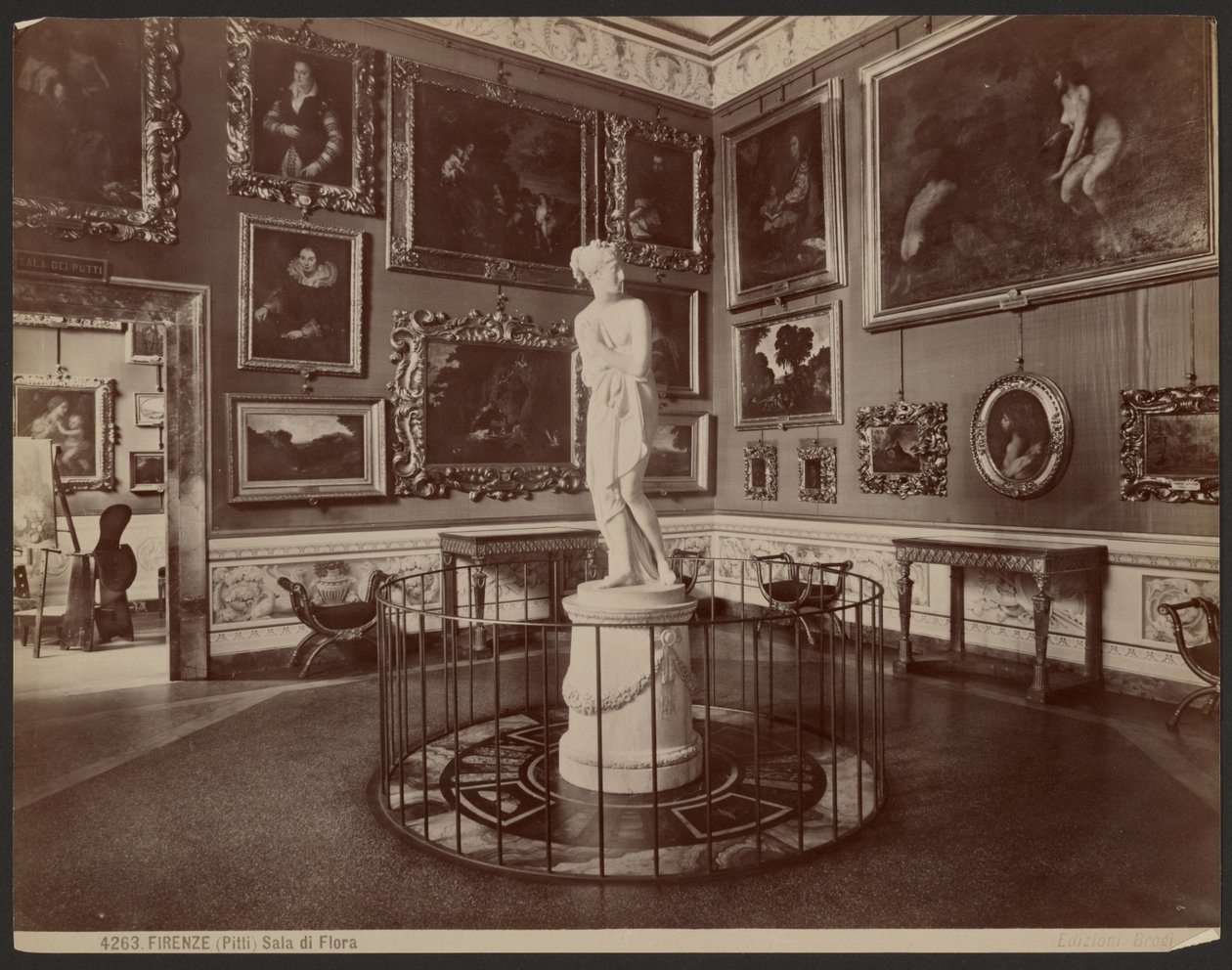 Florencie, Pitti, Flora Hall od Giacomo Brogi