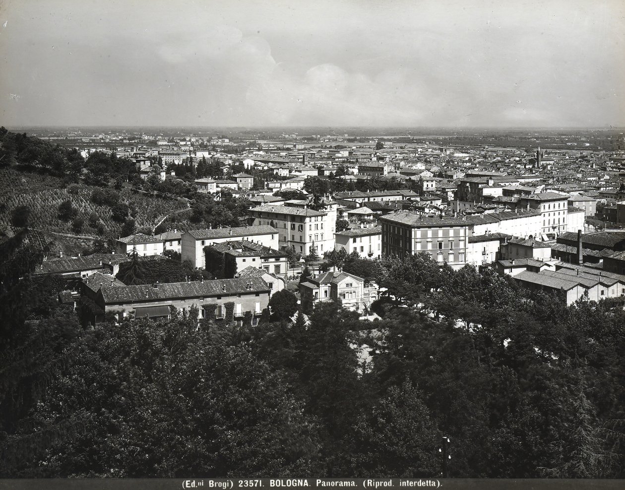 Panorama Bologna s několika továrnami a kopcem. od Giacomo Brogi