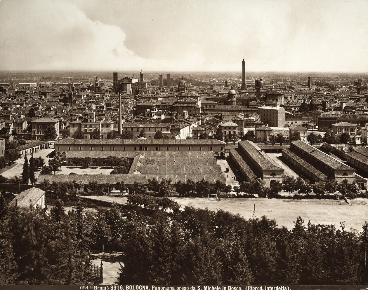 Panorama města Bologna: pohled ze San Michele in Bosco. od Giacomo Brogi