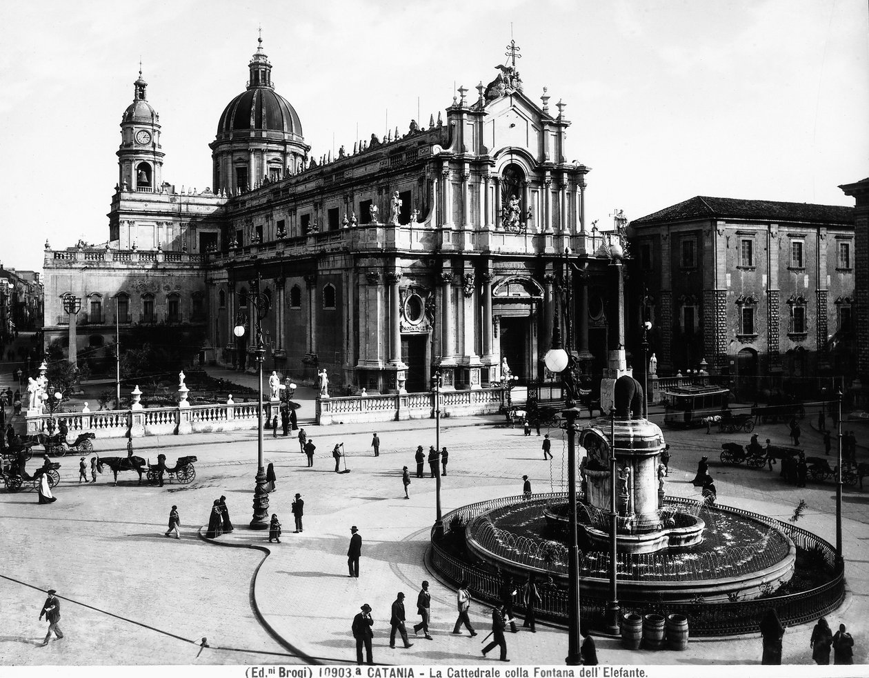 Piazza del Duomo v Catanii, s katedrálou zasvěcenou svaté Agátě a Sloní fontánou, kolem roku 1900 od Giacomo Brogi