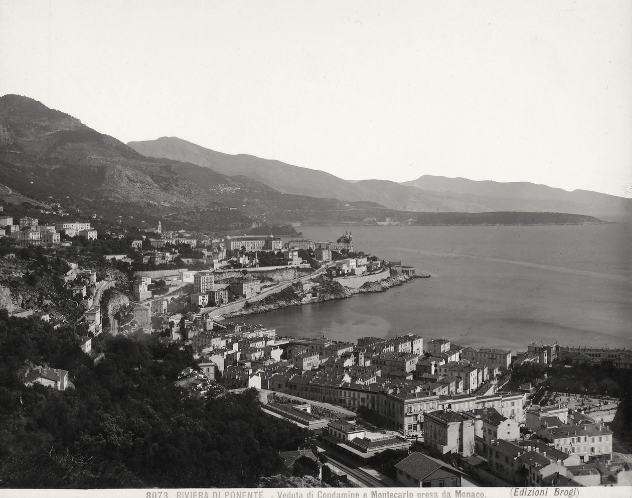 Pohled na Condamine a Montecarlo, dvě obydlená města s výhledem na moře. Fotografie byla pořízena z Monaka od Giacomo Brogi