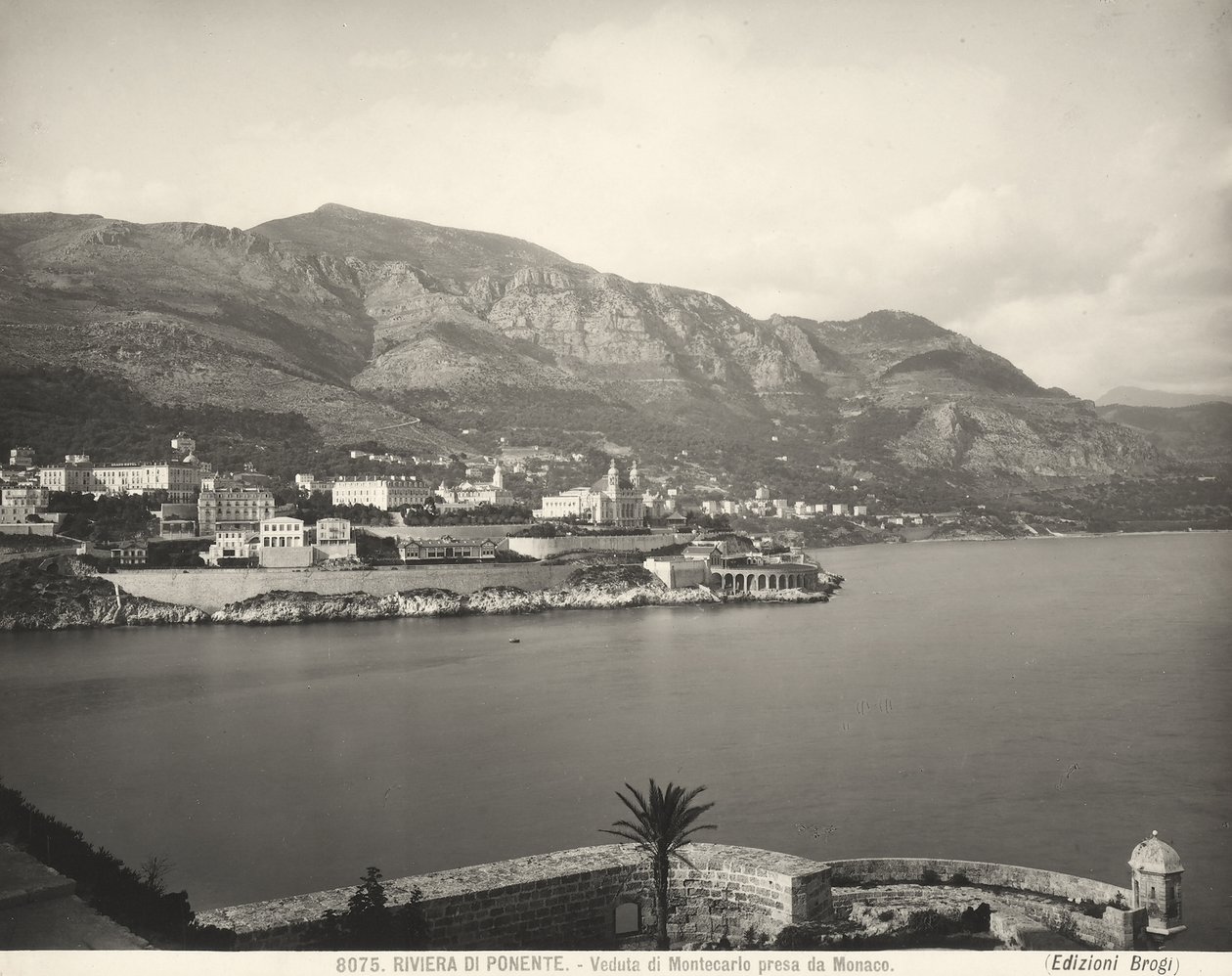 Pohled na Montecarlo, letovisko s výhledem na Ligurské moře. V pozadí se tyčí Přímořské Alpy. Fotografie byla pořízena z Monaka od Giacomo Brogi