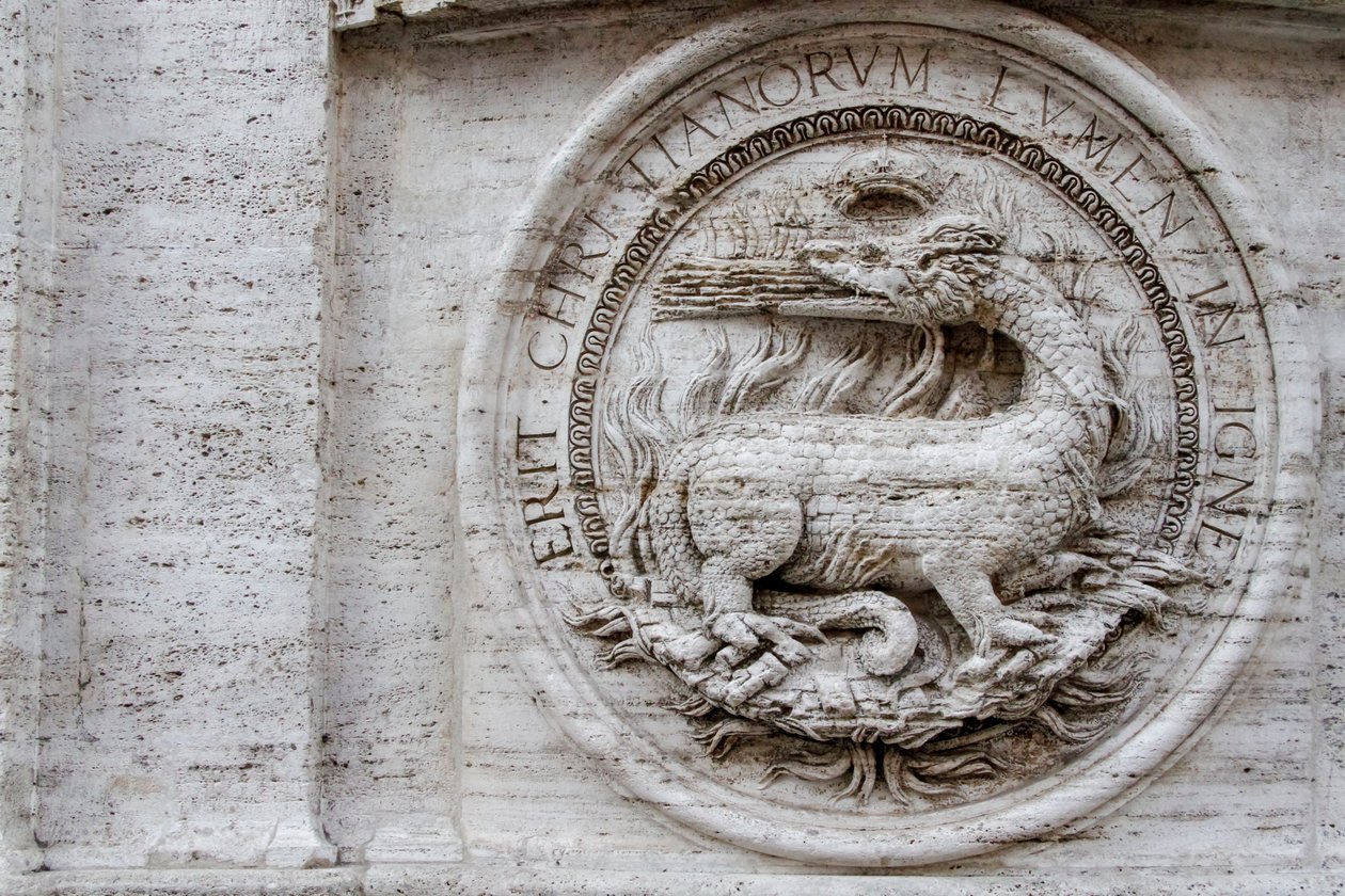 Erb na fasádě St Louis francouzského kostela od Giacomo della Porta